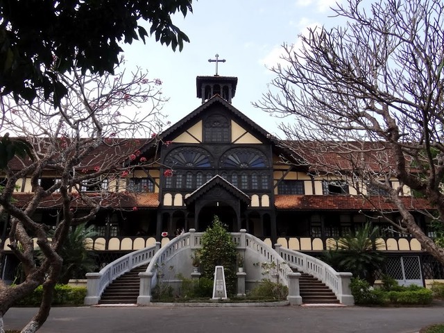Tòa giám mục Kon Tum 
