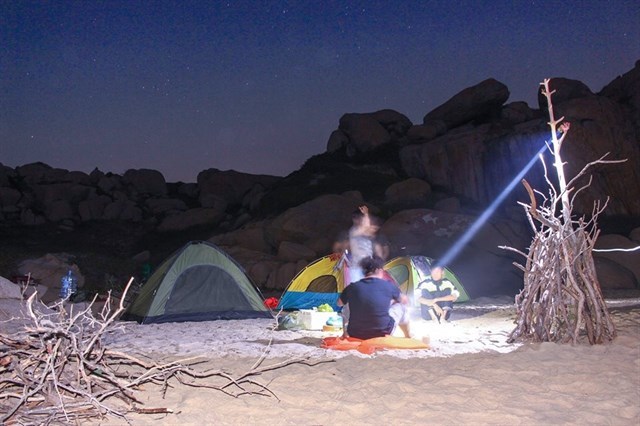 Cắm trại ngắm sao đêm bên bờ biển